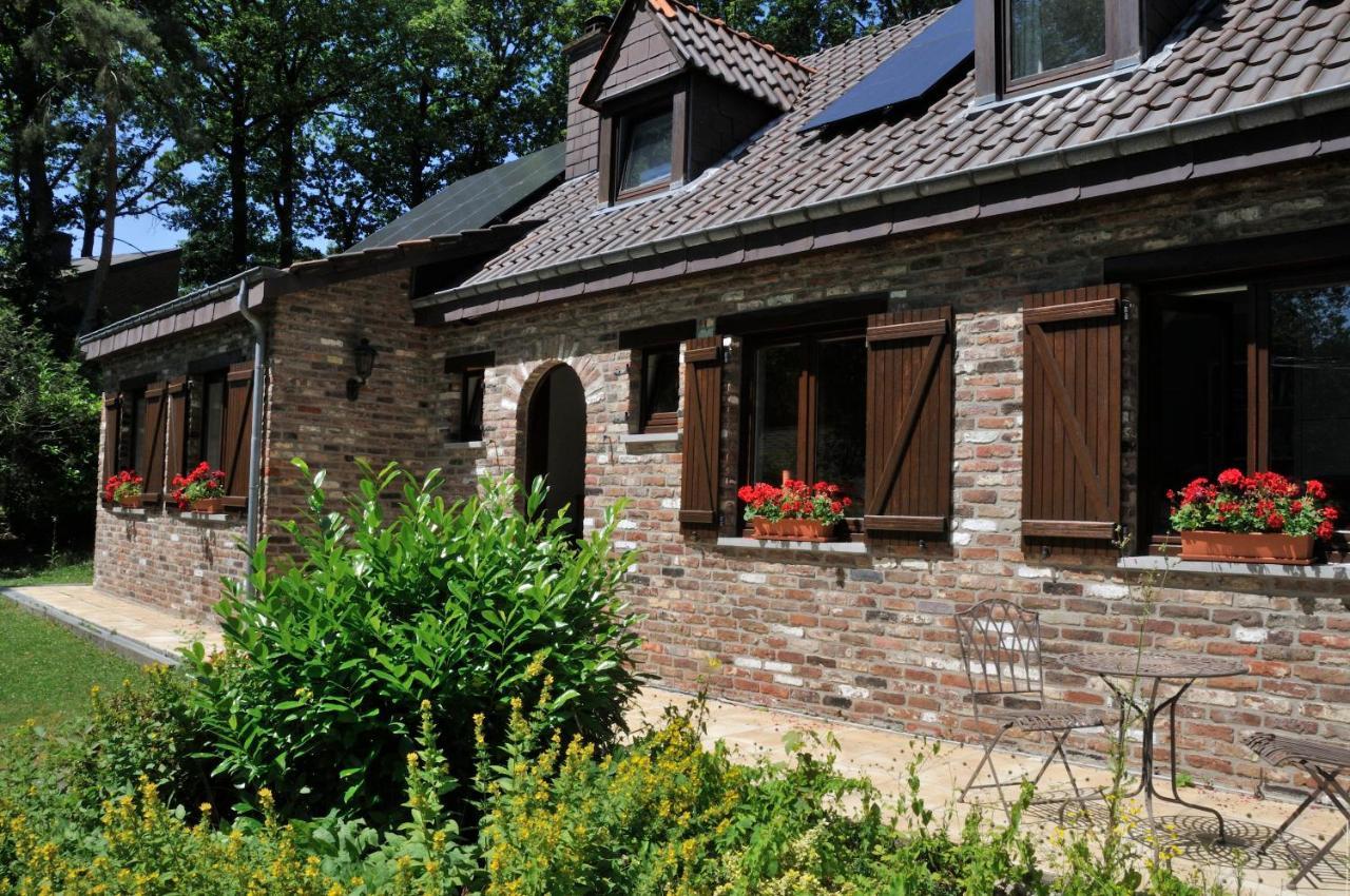 Tres Belle Villa 4 Facades Dans Quartier Vert Et Arbore - 5 Kms De Namur Bagian luar foto